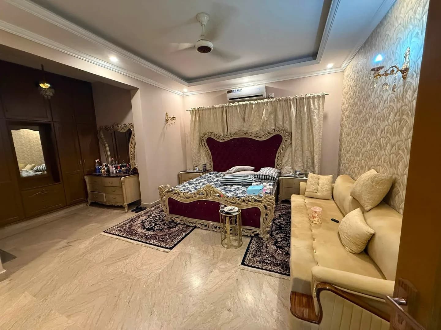 Exceptional 1 Kanal Owner-Built Fully Furnished & Renovated House with Basement for Sale in DHA Phase 4, Lahore - Photo 2