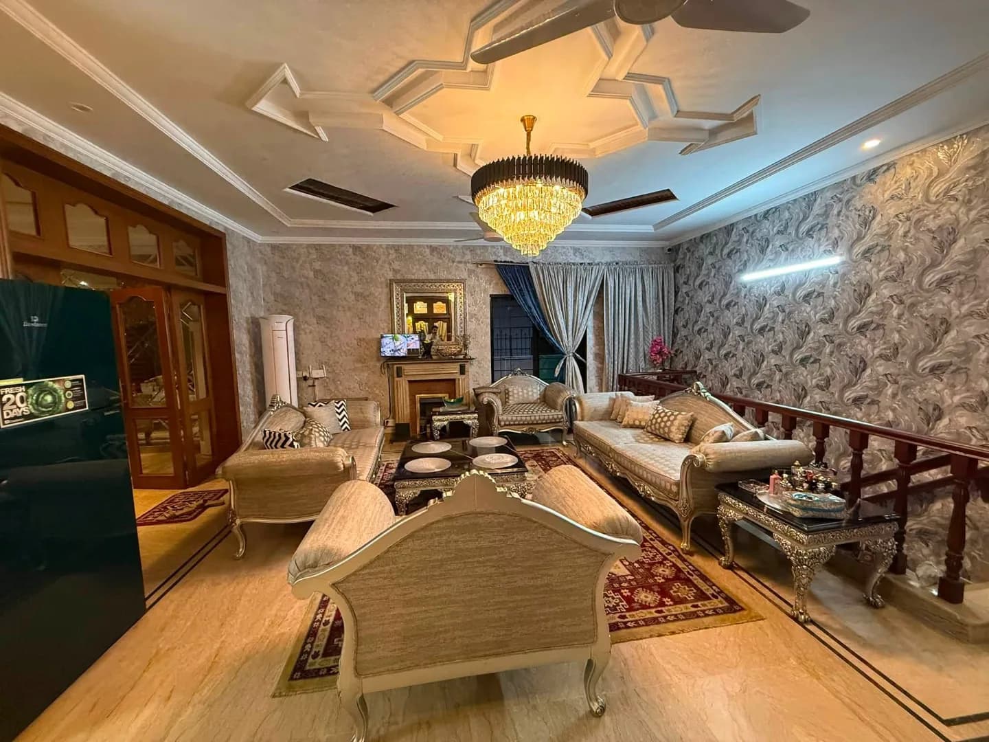 Exceptional 1 Kanal Owner-Built Fully Furnished & Renovated House with Basement for Sale in DHA Phase 4, Lahore - Photo 4