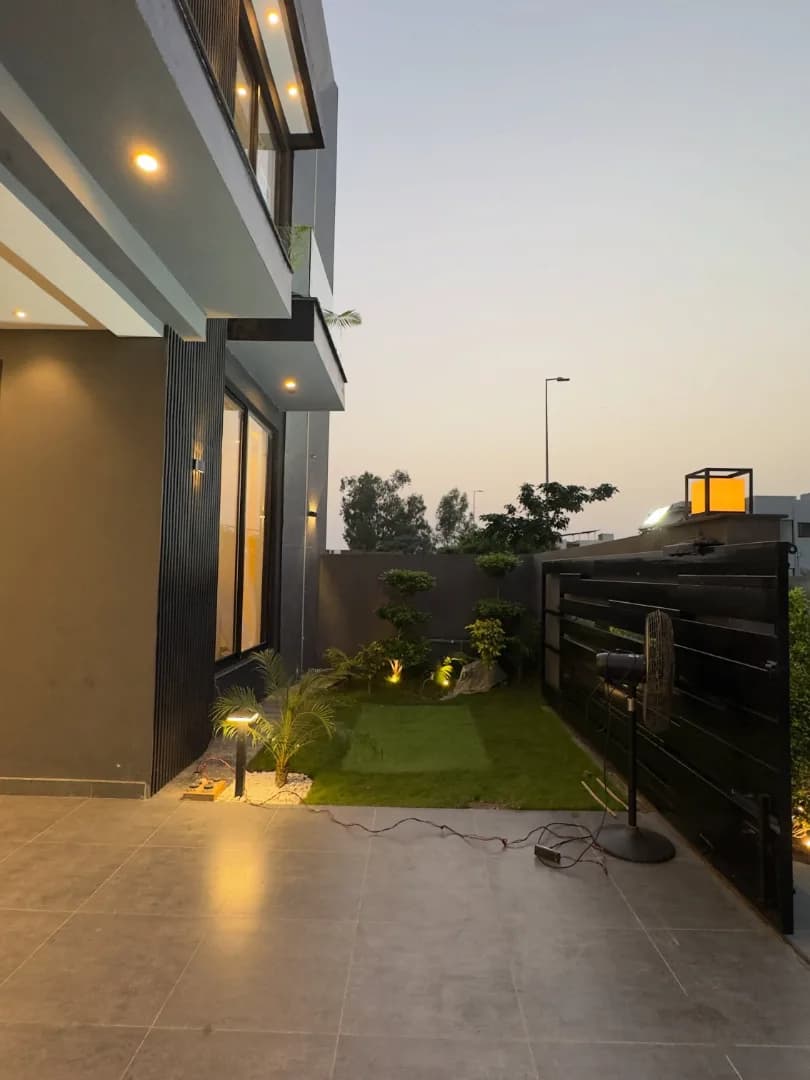 Prestige 10 Marla Contemporary Designer Residence for Sale in DHA Phase 7 (Y Block), Lahore - Photo 3
