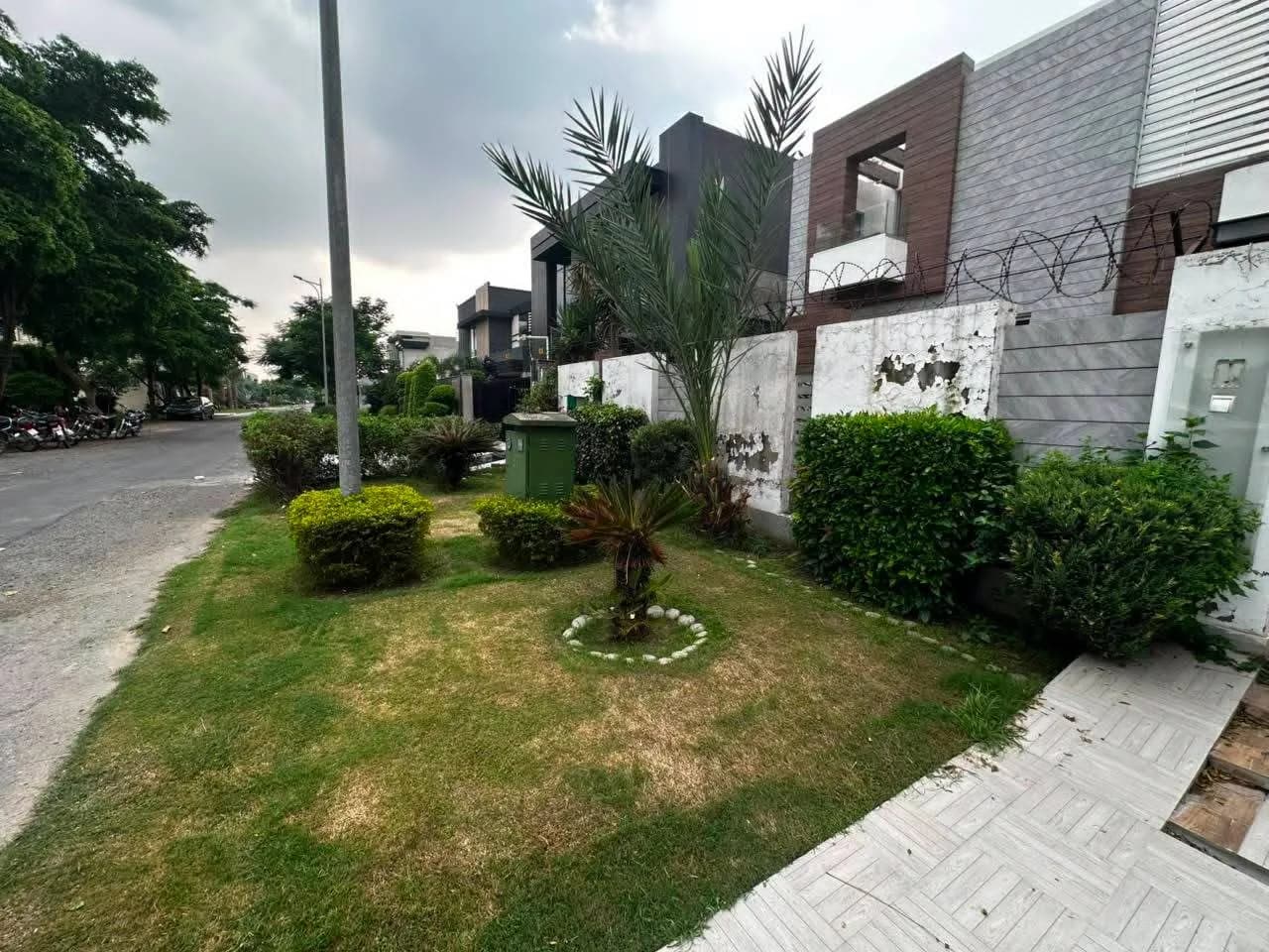 Prestige 1 Kanal Energy-Efficient Residence with 10kVA Solar System for Sale in DHA Phase 6, Lahore - Photo 2