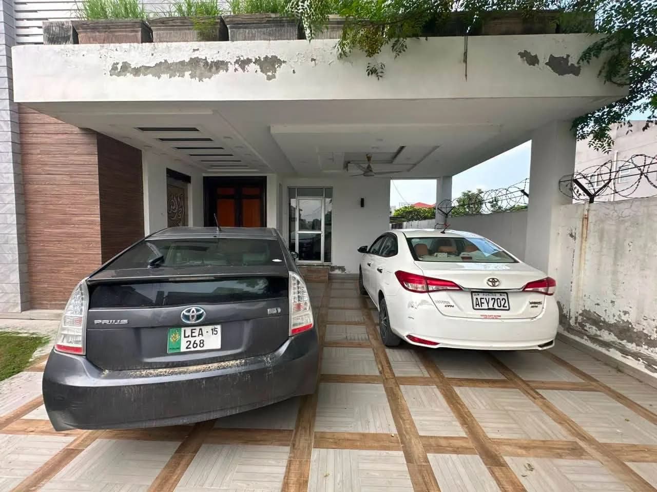 Prestige 1 Kanal Energy-Efficient Residence with 10kVA Solar System for Sale in DHA Phase 6, Lahore - Photo 5