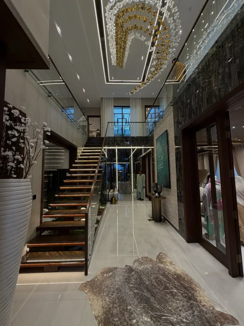 Magnificent 1 Kanal Fully Furnished Luxury Villa for Sale Near Raya, DHA Lahore - Photo 2